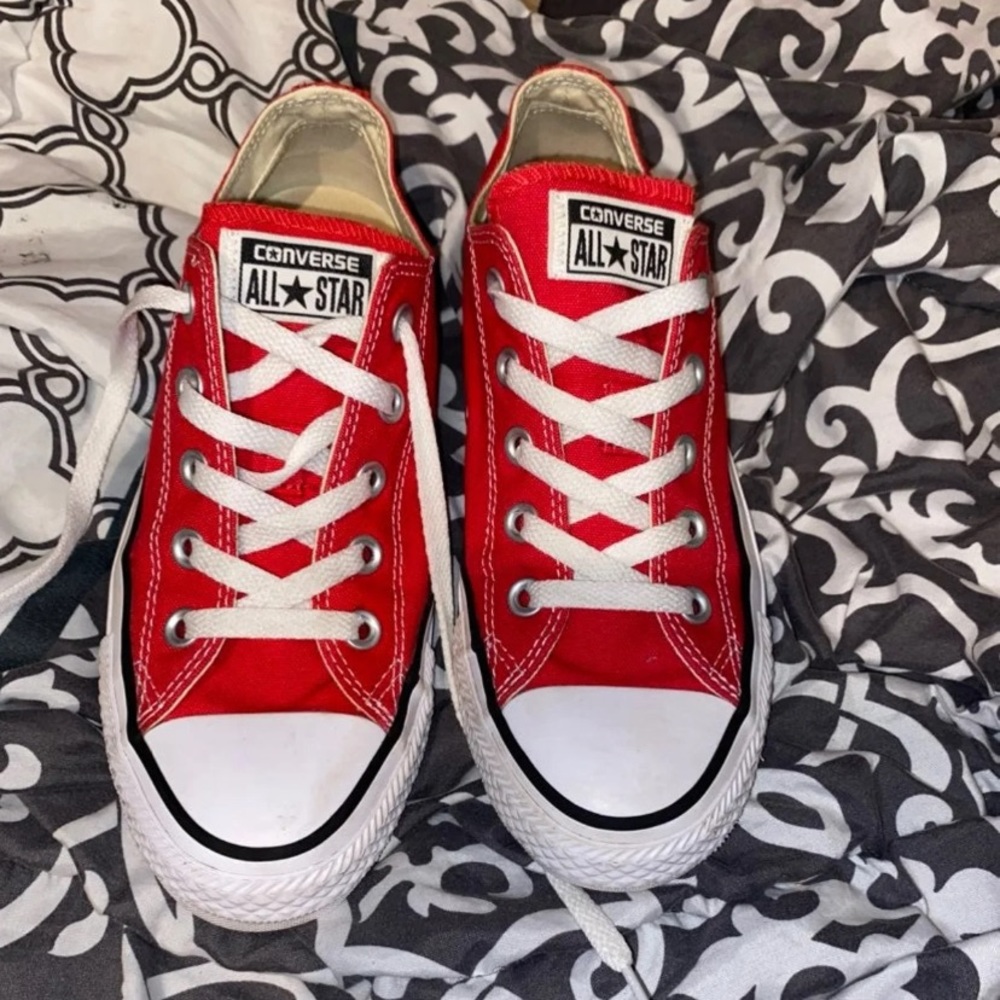 Red converse - Picture 1 of 6